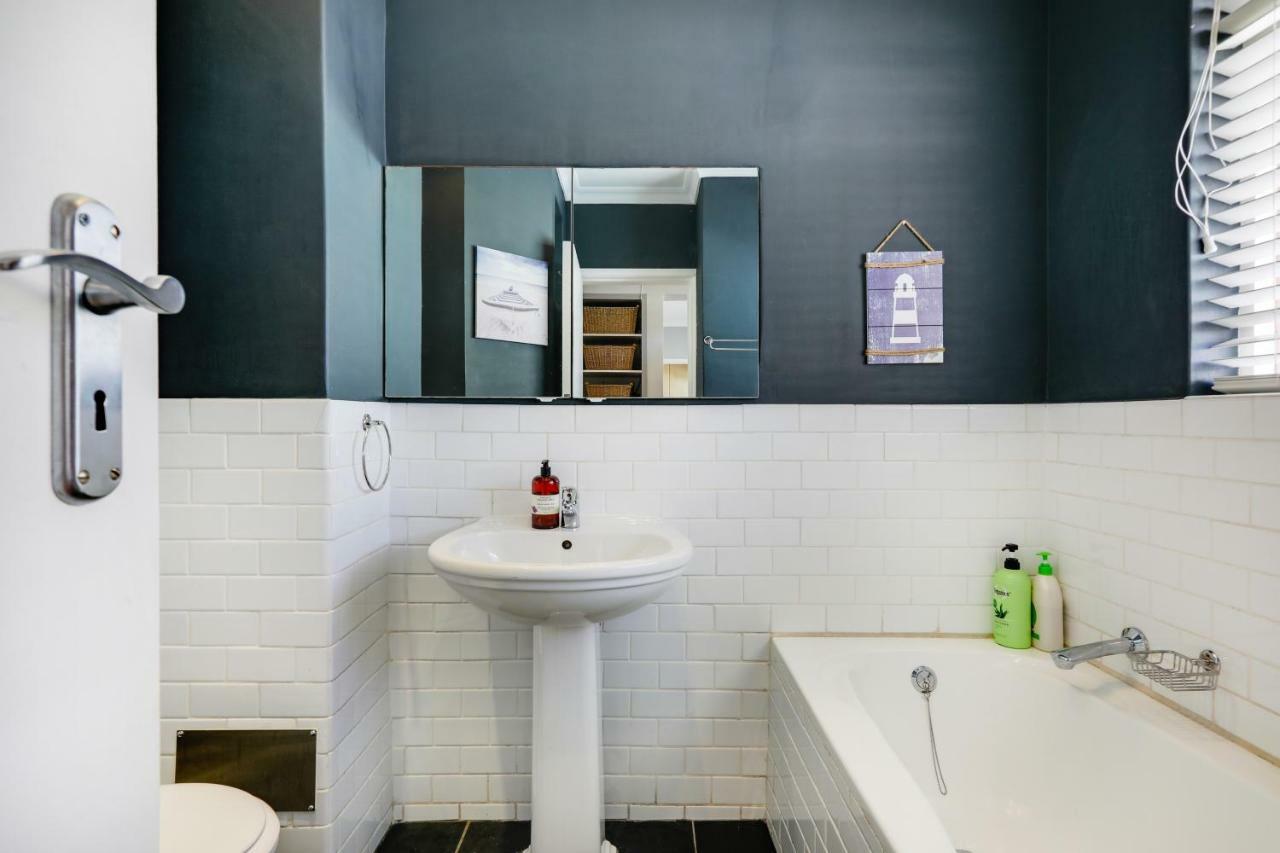 Backup-powered Bantry Bay View 2 Bed * Kaapstad
